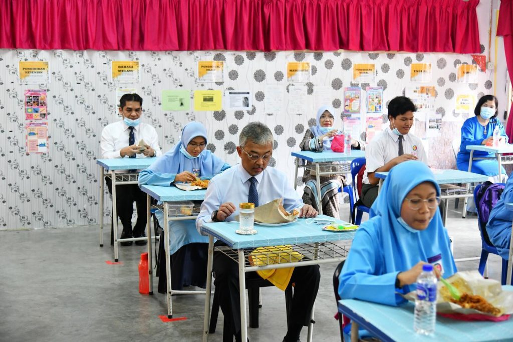 YDP Agong Santap Bersama Pelajar SMK Danau Kota Dalam Kelas